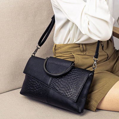 CELINE | STRUCTURED BLACK HANDBAG